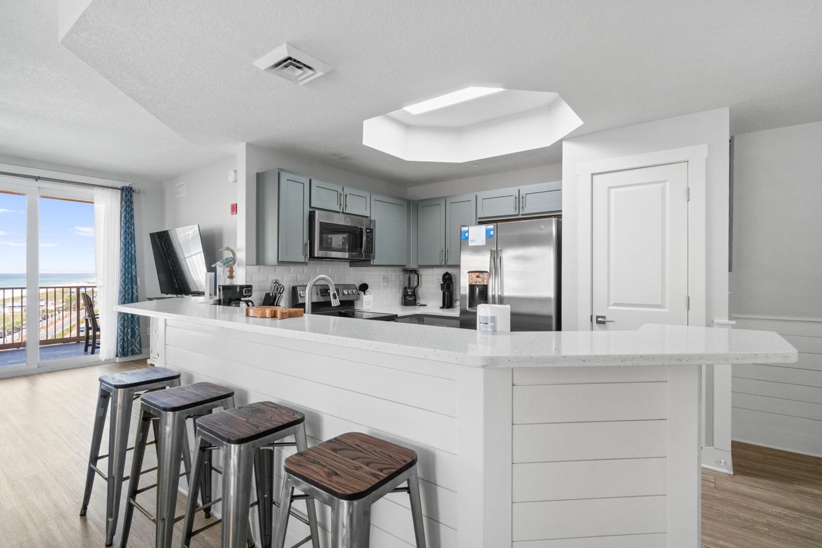 Kitchen with Breakfast Bar