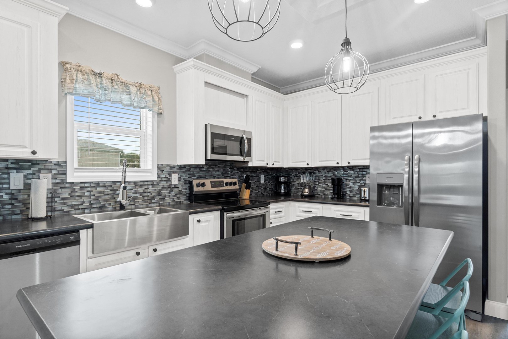 Kitchen with Breakfast Bar