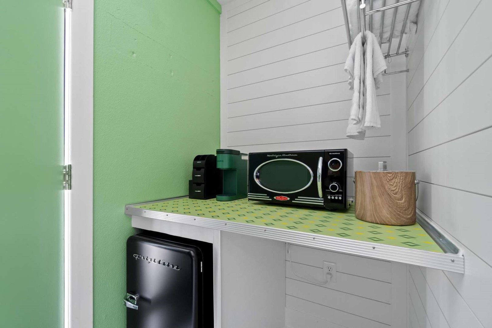 The Pink Flamingo - Palm Paradise 2