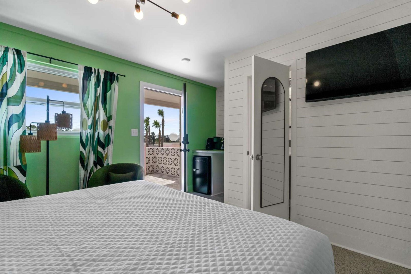 The Pink Flamingo - Palm Paradise 7