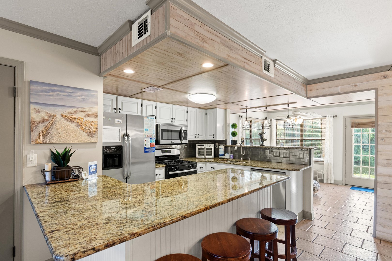 Kitchen with Breakfast Bar