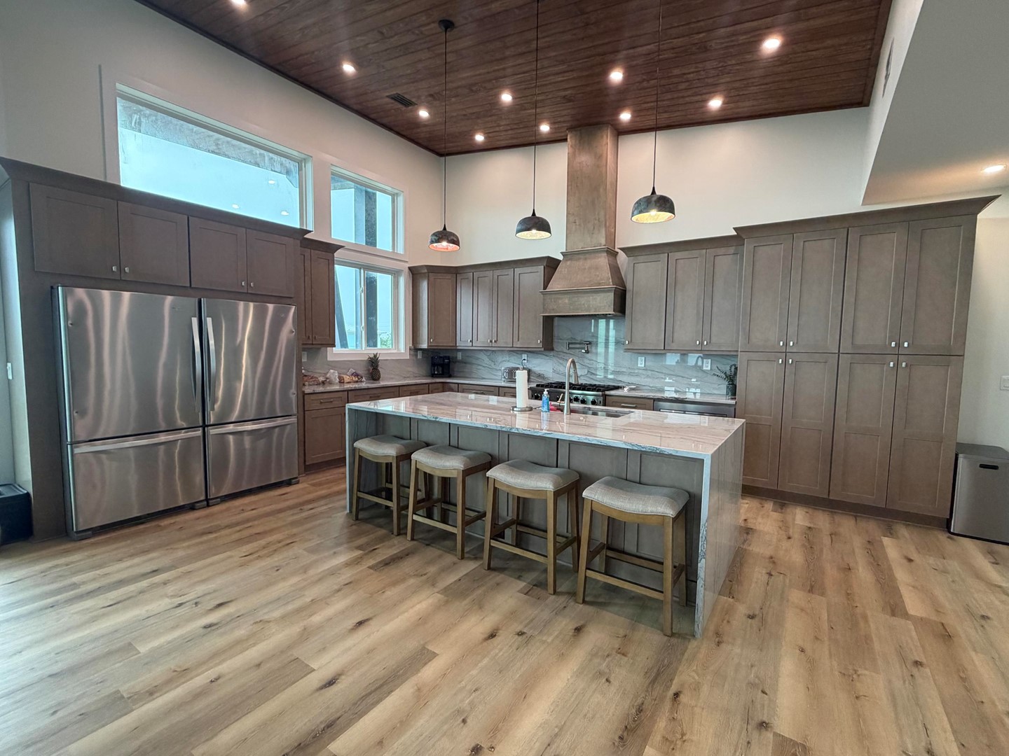 Kitchen with Breakfast Bar