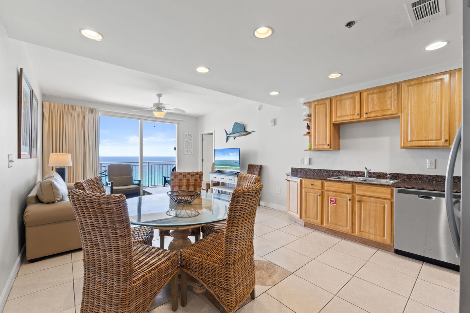 Splash Beach Resort 906W Photo