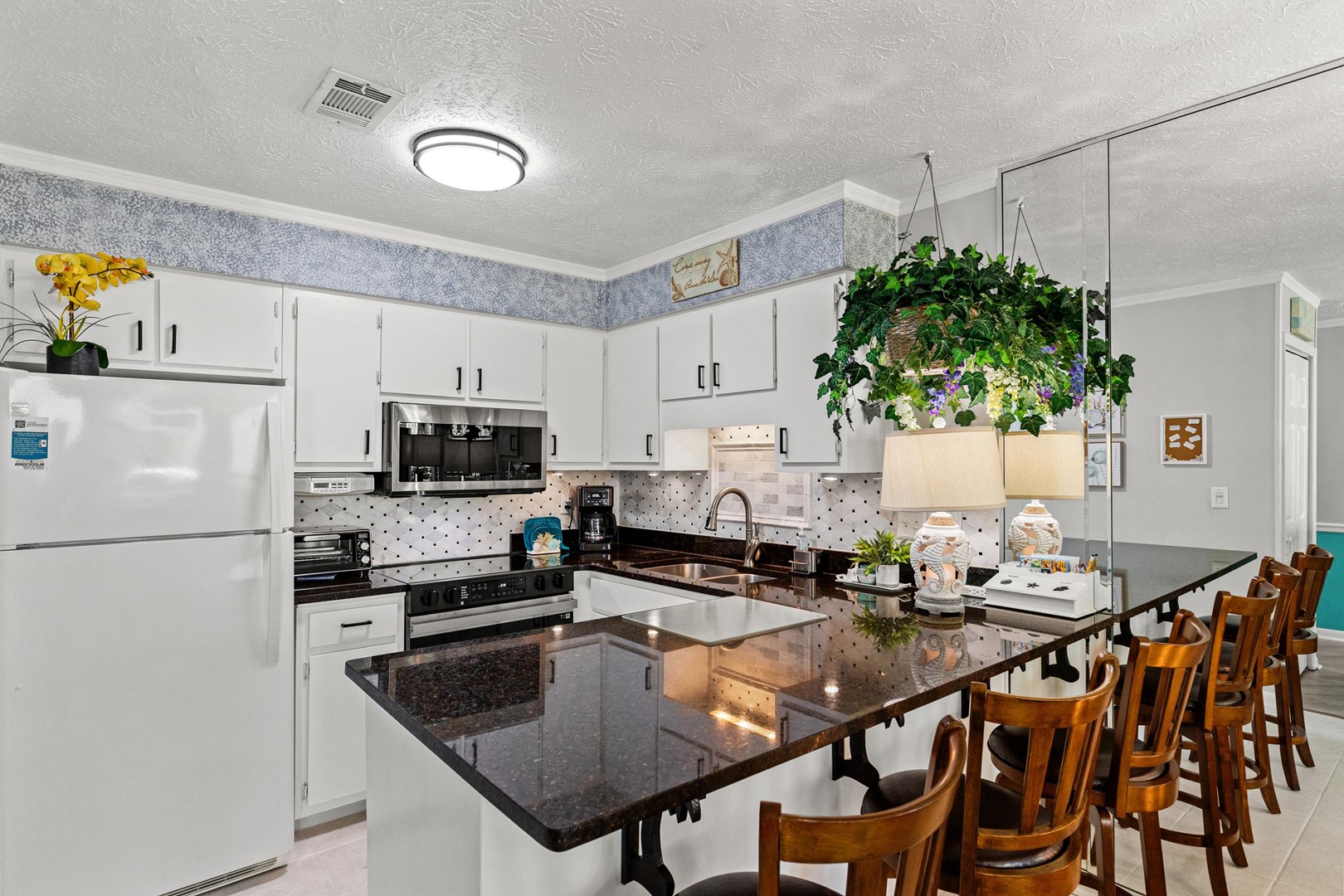 Kitchen with Breakfast Bar