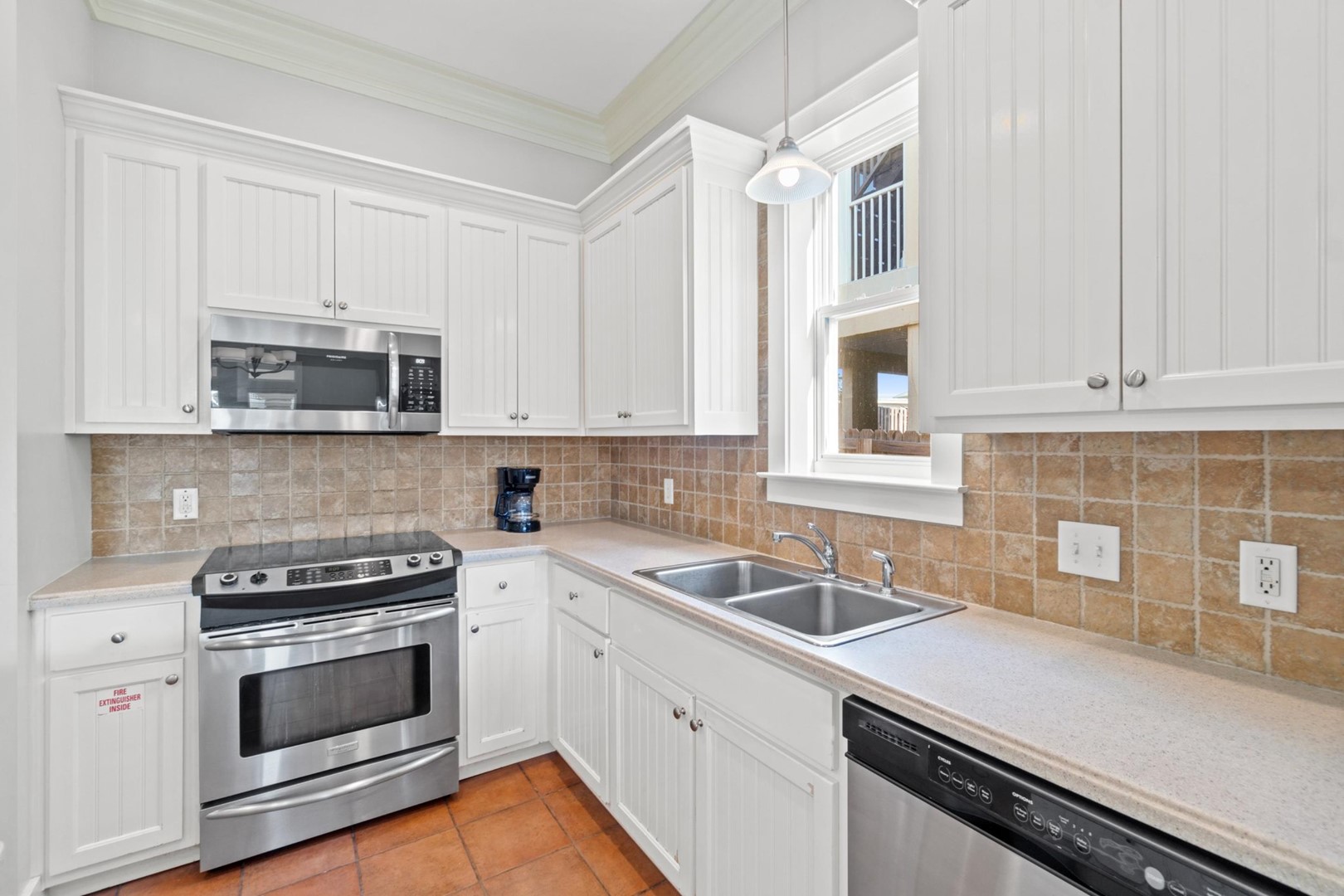 La Valencia Beach Resort - Ballyhoo 8