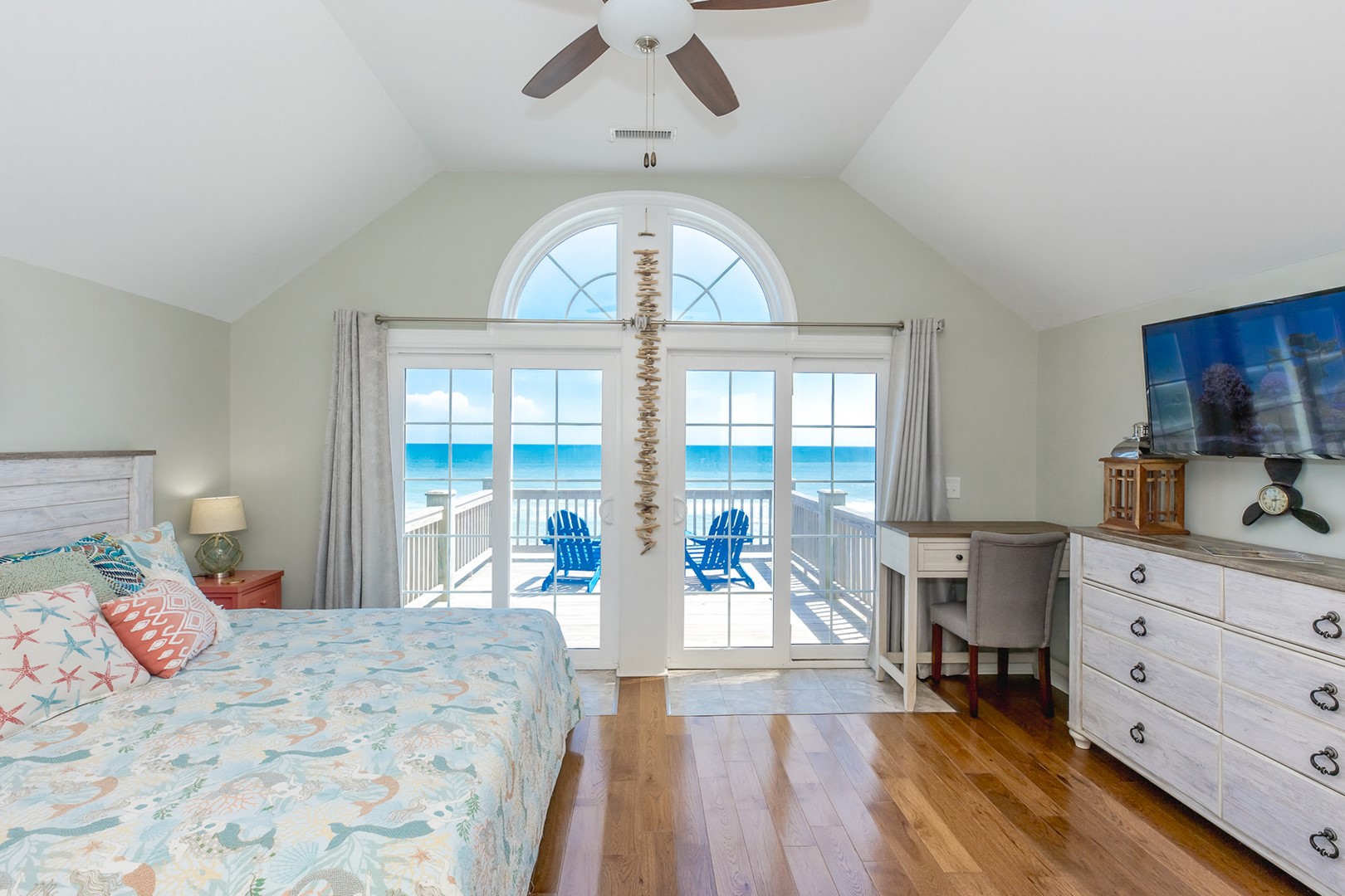 Top Floor King Master Bedroom wEn Suite & Sun Deck