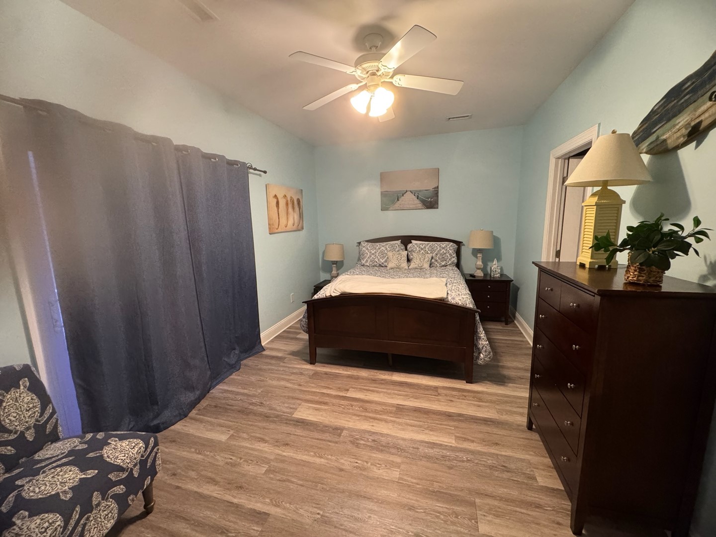 Top Floor Back Bedroom - Queen Bed