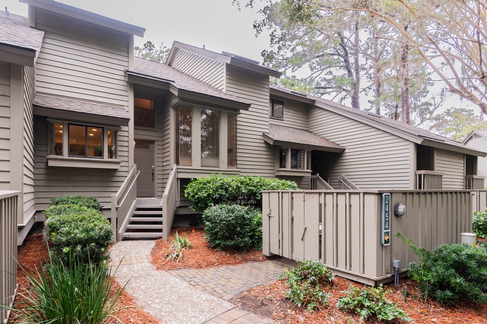 2454 Inland Harbour-Front Entry